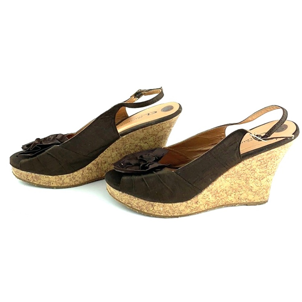 Chinese Laundry Ilena Flower Peep-Toe Wedge Sandals – Brown | Feminine | Cottage - Picture 3 of 8
